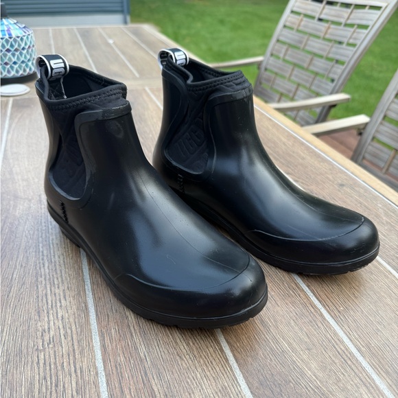 UGG Shoes - UGG Chevonne Women's Waterproof Chelsea Rainboots